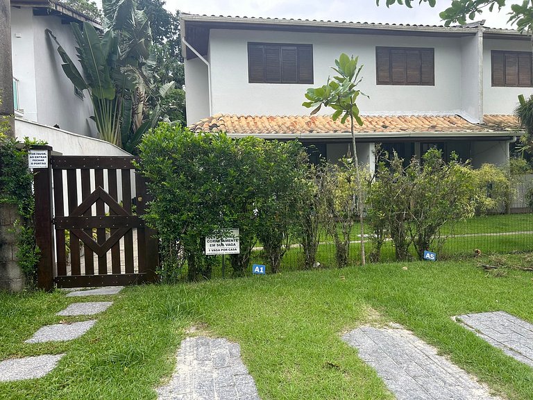 Casa bien decorada, AC, cerca del centro comercial