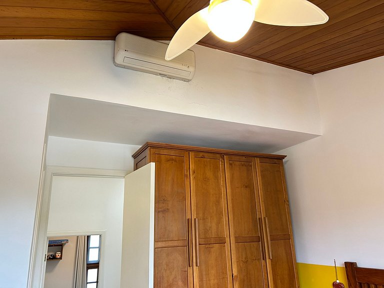 Casa bien decorada, AC, cerca del centro comercial
