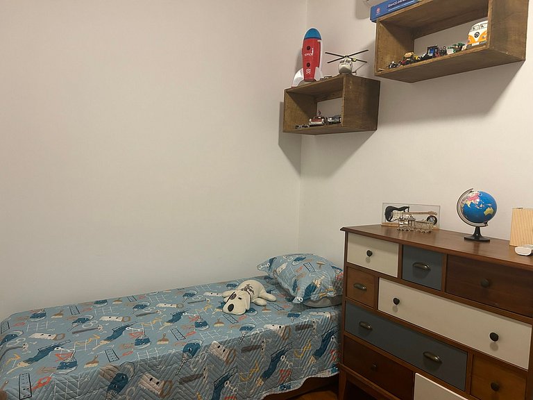 Casa bien decorada, AC, cerca del centro comercial