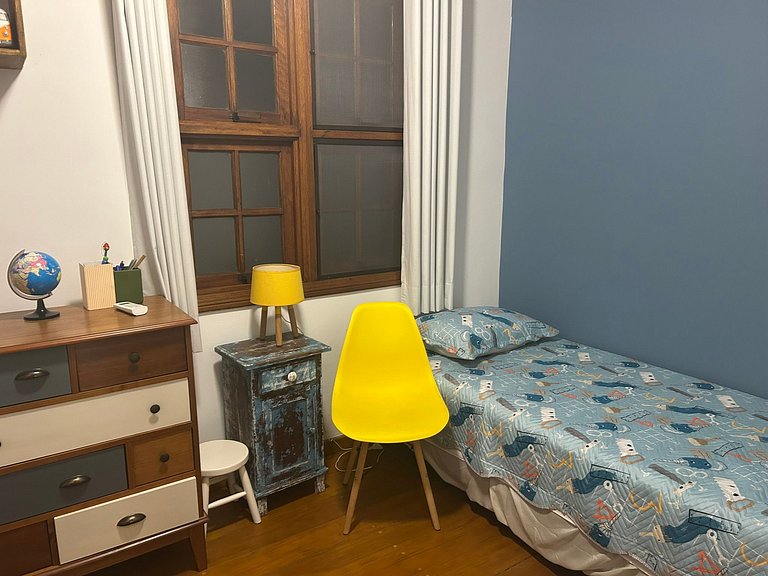 Casa bien decorada, AC, cerca del centro comercial