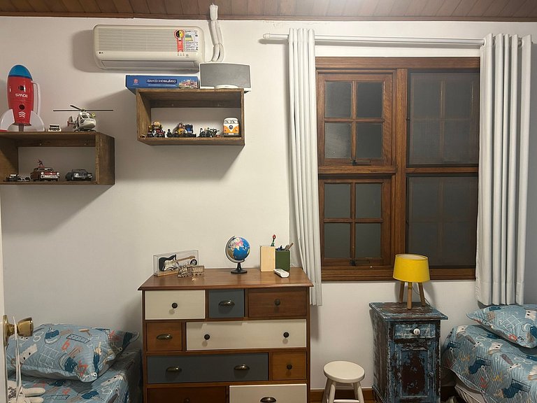 Casa bien decorada, AC, cerca del centro comercial