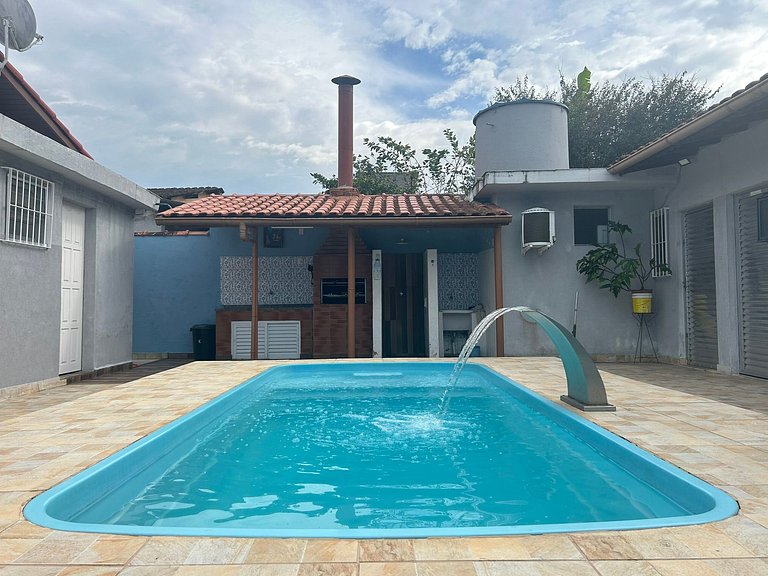 Casa com piscina a 5 minutos da praia
