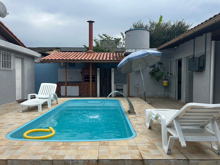Casa com piscina a 5 minutos da praia