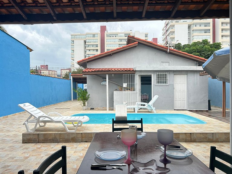 Casa com piscina a 5 minutos da praia
