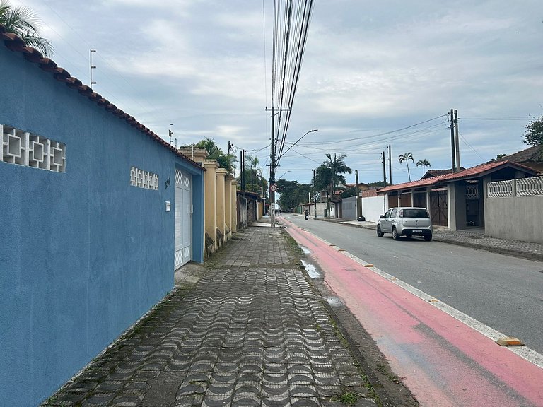 Casa com piscina a 5 minutos da praia