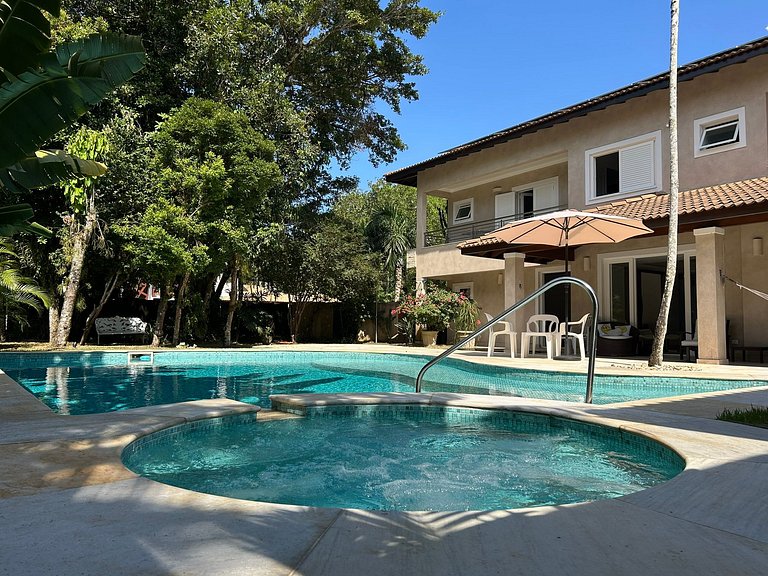 Casa com 4 suites e linda piscina em Riviera