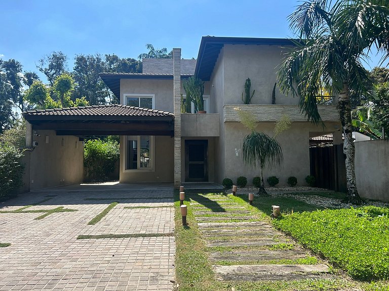 Casa com 4 suites e linda piscina em Riviera