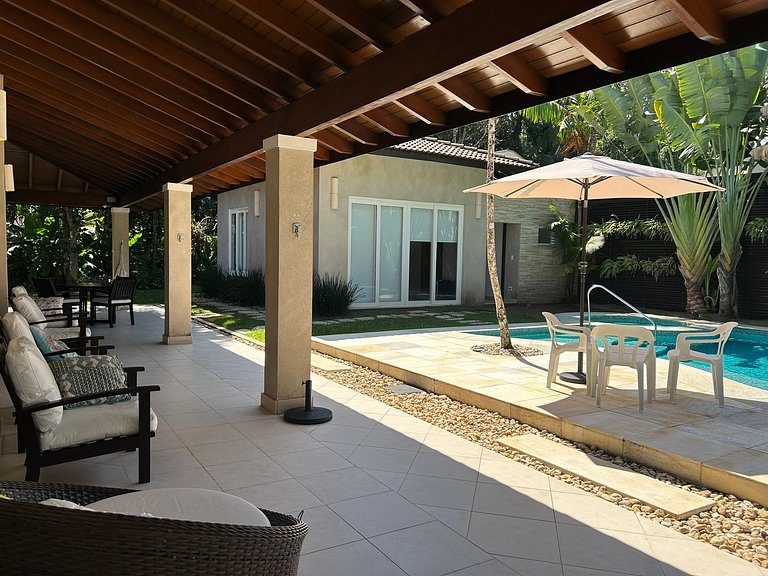 Casa com 4 suites e linda piscina em Riviera