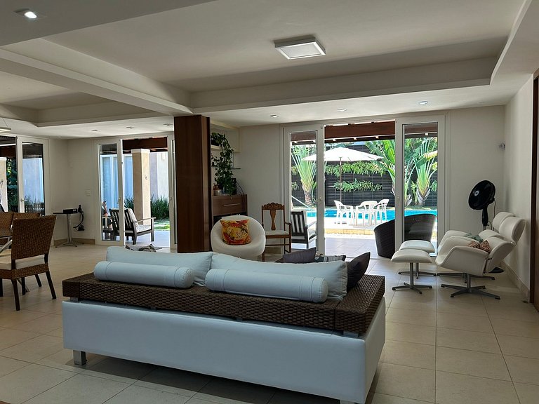 Casa com 4 suites e linda piscina em Riviera