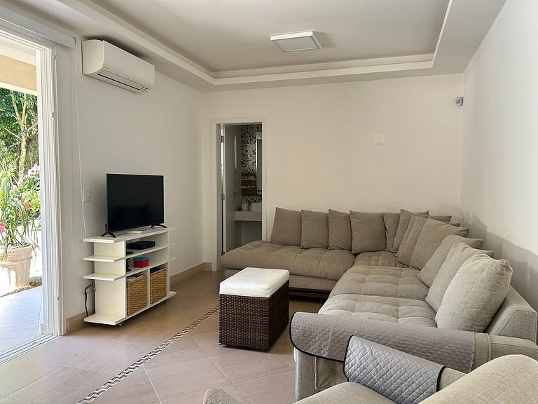 Casa com 4 suites e linda piscina em Riviera