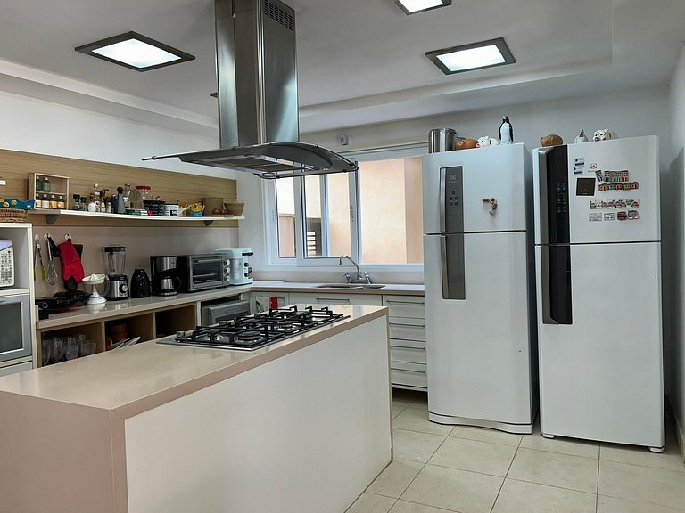 Casa com 4 suites e linda piscina em Riviera
