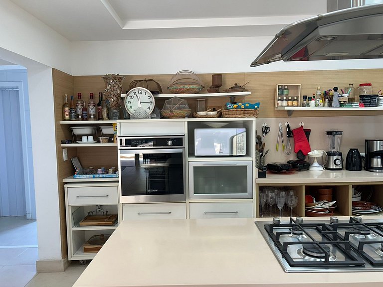 Casa com 4 suites e linda piscina em Riviera