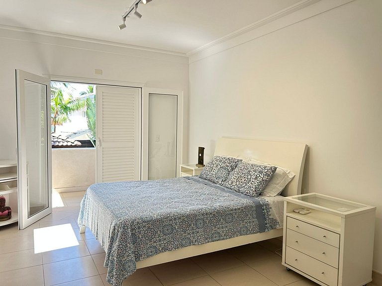 Casa com 4 suites e linda piscina em Riviera