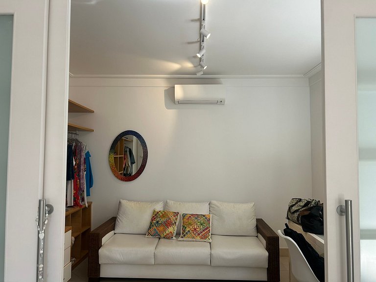 Casa com 4 suites e linda piscina em Riviera