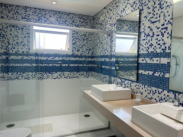 Casa com 4 suites e linda piscina em Riviera