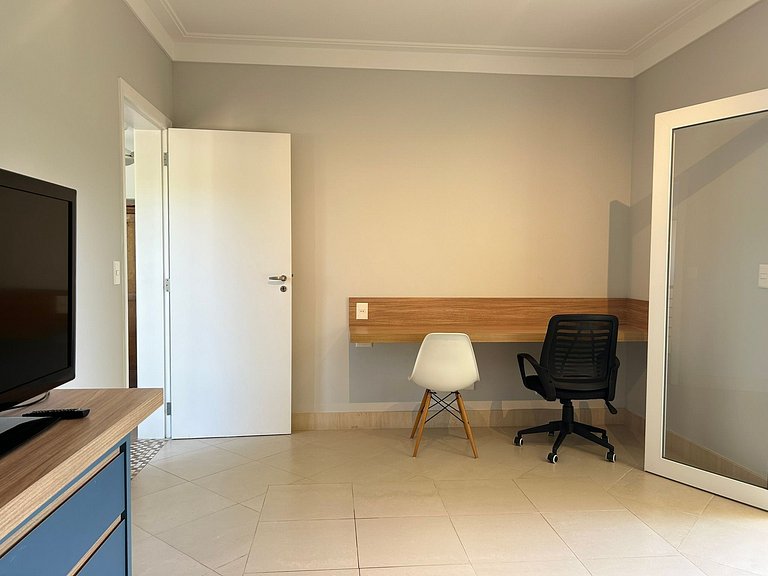 Casa com 4 suites e linda piscina em Riviera