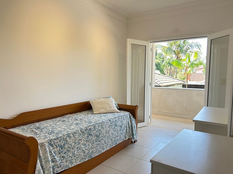 Casa com 4 suites e linda piscina em Riviera