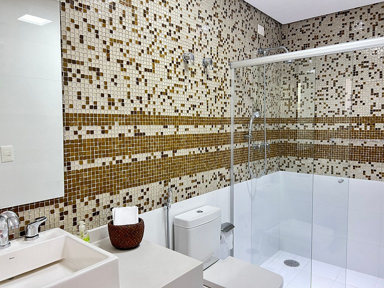 Casa com 4 suites e linda piscina em Riviera