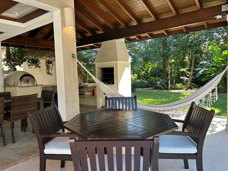 Casa com 4 suites e linda piscina em Riviera