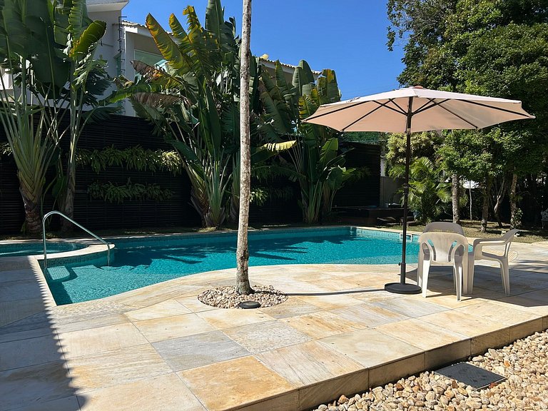 Casa com 4 suites e linda piscina em Riviera