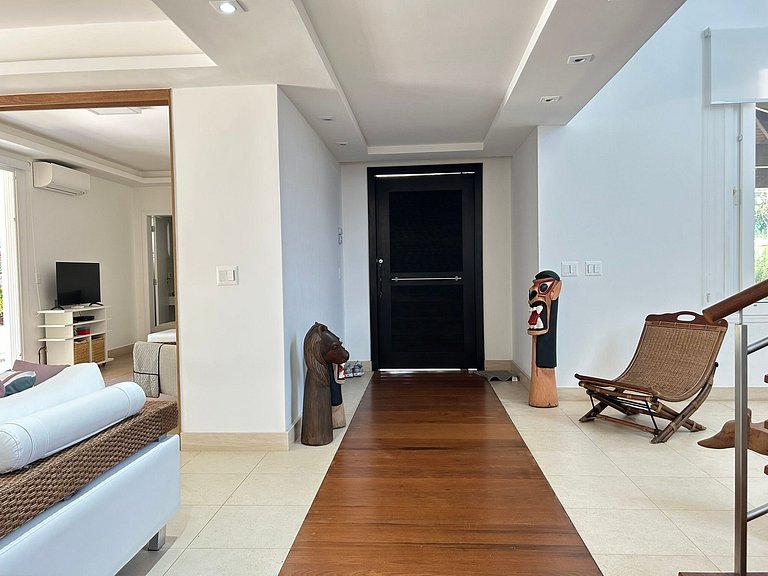 Casa com 4 suites e linda piscina em Riviera