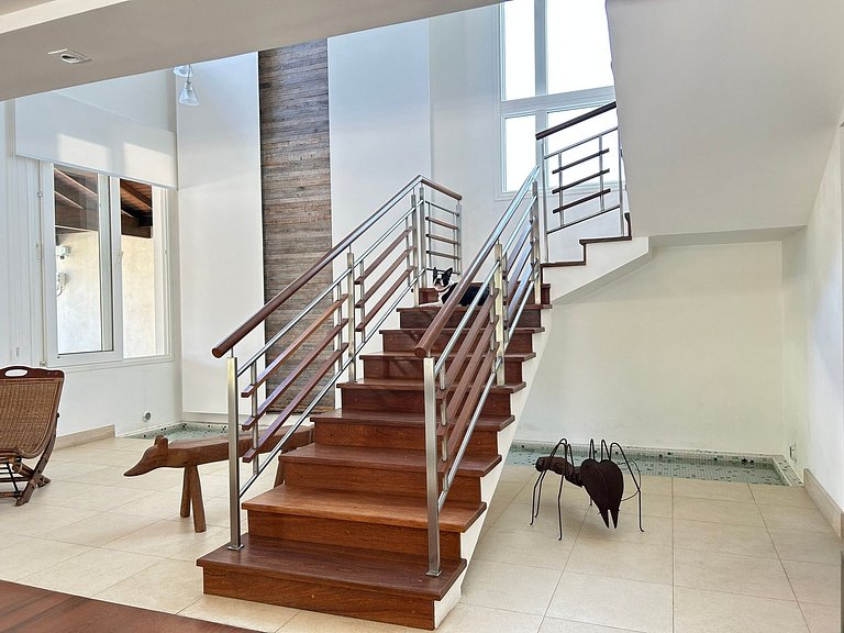 Casa com 4 suites e linda piscina em Riviera