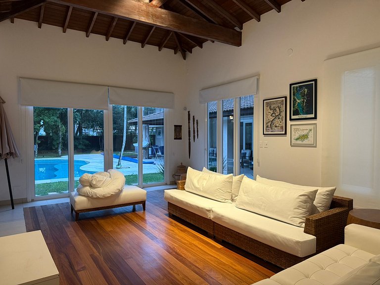 700m² House: Heated Pool, Sauna, and Pizza Oven