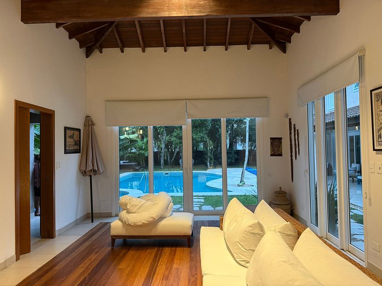 Casa 700m²: Piscina Aquecida, Sauna e Forno Pizza